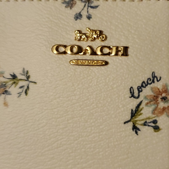 Boxed Coach Daffodil Wristlet & Charm Set - Picture 3 of 6
